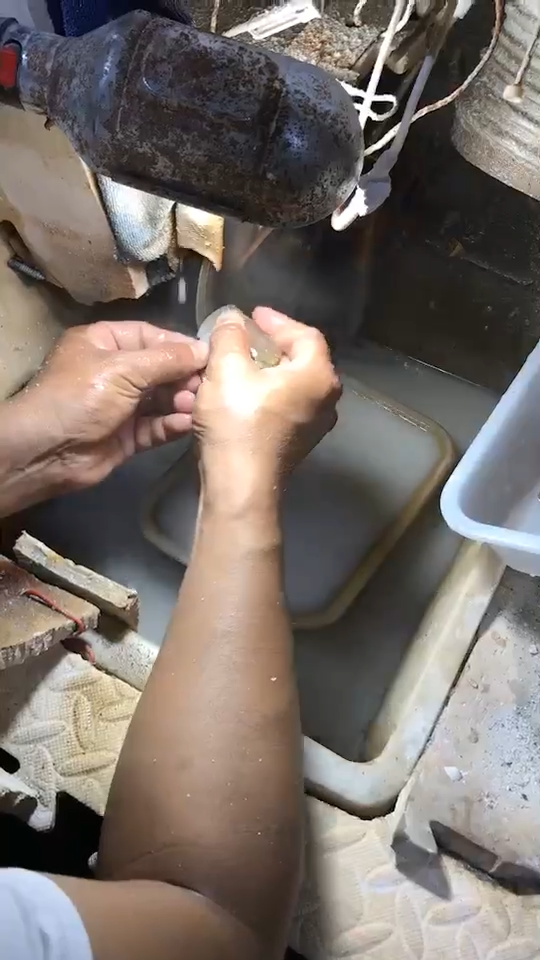 天然发晶手工加工打磨过程实拍