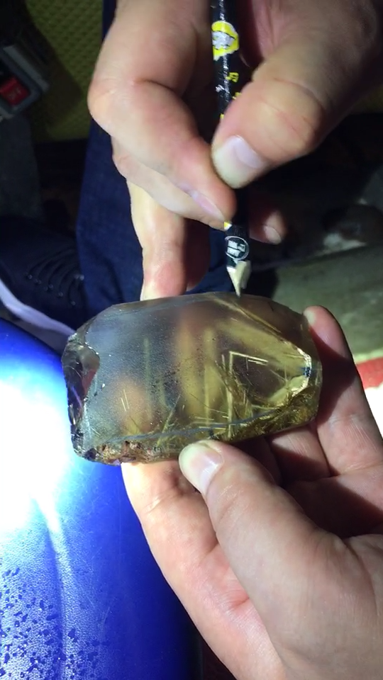天然金发晶原料选料看货过程实拍